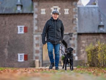 foto Charles Claessens tijdens wandeling met de hond